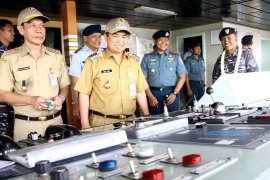 Wali Kota menyambut kedatangan KRI dr. Soeharso