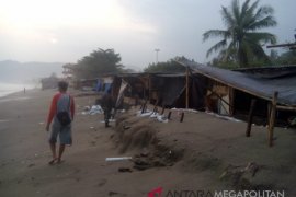 Pemkab Sukabumi benahi bangunan liar di pesisir