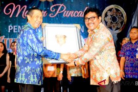 Gubernur Pastika terima penghargaan "Wikan Award"