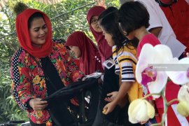 Ajak Cintai Sejarah, Mbak Puti Bagikan Tas Sekolah