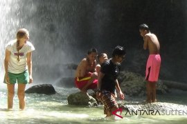 Wisatawan Spanyol nikmati keindahan air terjun ayus di luwuk