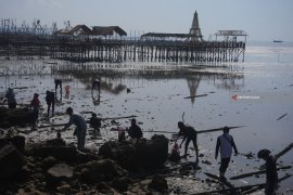 Bersihkan Pantai Wisata