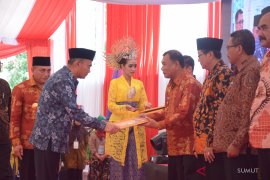 Mendikbud berikan penghargaan Aksara kepada Bupati Deliserdang