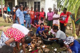 Pemkab Sarmi bantu pengrajin minyak kelapa