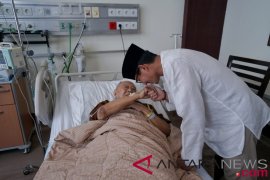 Sandiaga Menjenguk Gus Sholah Yang Dirawat Di RSCM