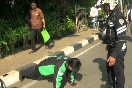 Ojek daring parkir sembarang dihukum push up
