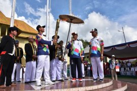 Perangkat kesultanan bangga Ternate dilewati pawai obor
