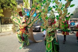 2.000 anggota pramuka karnaval kostum daur ulang di Thamrin