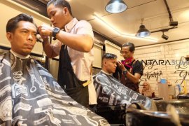 Sensasi pangkas rambut dalam kontainer pertama di Palembang