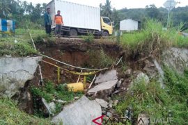 Dek penahan Jalinsum amblas