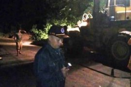 Tiga alat berat diturunkan lanjutkan evakuasi material longsor