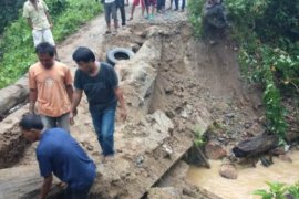 Luapan air sungai akibatkan jembatan Sirotcitan amblas