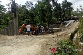 Bina Marga perbaiki jalan rusak di Nias