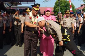 Tangis haru warnai pelepasan tugas Irjen Pol Rachmat Mulyana