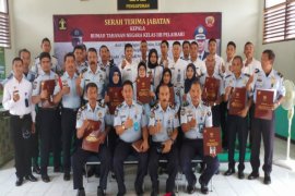 19 petugas rumah tahanan terima tanda kehormatan