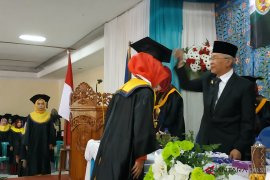Supian Sauri mendapatkan IPK tertinggi Wisudawan Akper Murakata