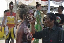 Mahasiswa asing antusias ikuti "body painting" PNDF (video)