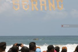 Libur Panjang, Ribuan Wisatawan Padati Pantai Serang-Blitar