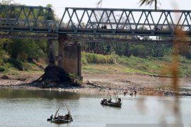 Penambang Pasir Bengawan Solo di Bojonegoro Marak
