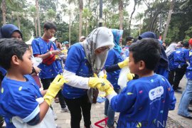 Ratusan relawan bantu bersihkan areal Gelora Bung Karno