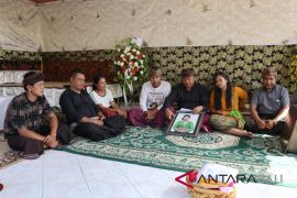 "Mapepegat" akhiri rangkaian pemakaman istri Bupati Bangli
