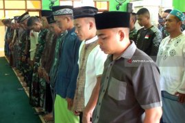Masyarakat Pamekasan Shalat Gaib untuk Korban Tsunami