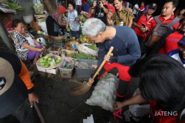 Ganjar-Yasin blusukan bersihkan Pasar Peterongan dari sampah