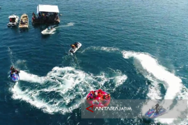 Serunya Bermain "Flyboard" di Wisata Pasir Putih Water Sport Situbondo (Video)