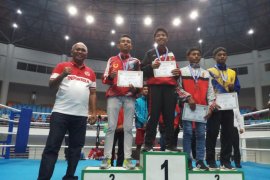 Petinju Denpasar Anggito sukses sabet medali perak