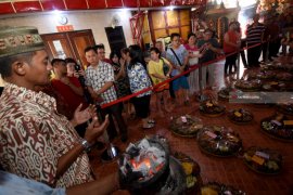 Ritual 1 Suro di Tempat Ibadah Tri Dharma