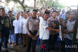 Video - Belasan warga Pihanin Raya menyusul serahkan alat setrum ikan