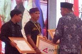Dayak Meratus figure receive Education Minister award