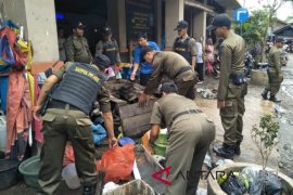 Satpol PP HSS tertibkan PKL lewati batas trotoar