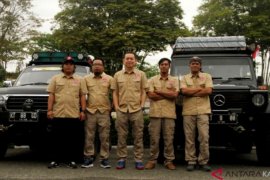 Tim adventura bertualang ke Malaysia