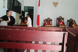 Saksi meringankan beri keterangan berbeda di persidangan