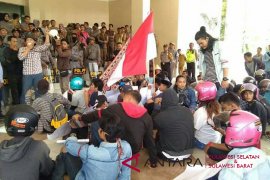 Warga dua kecamatan tagih janji Gubernur Sulbar