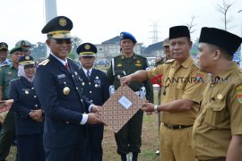 13 Badan usaha milik desa Mura terima mobil angkutan