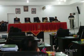 Pemkot Gunungsitoli didesak bayar gaji guru kontrak daerah