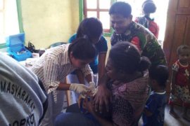Babinsa Koramil Waropko bantu sukseskan imunisasi campak-rubella