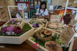 KERAJINAN KOTAK MAHAR BERBAHAN LIMBAH