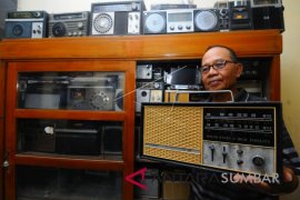 KOLEKSI RADIO DAN PIRINGAN HITAM Page 1 Small