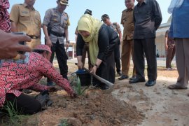 Bupati Masnah tanam kurma dalam rangkaian Gema Muharam