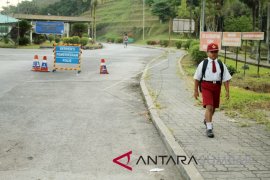 LINTASI DUA NEGARA UNTUK BERSEKOLAH Page 1 Small