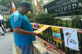 Anak-anak antusias mewarnai logo PORA