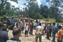 Warga protes penambangan batu di Sungai Idanogawo