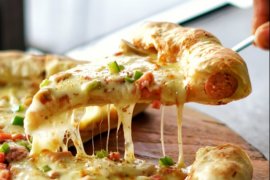 Pesan bentuk pizza sesuai selera di Lacasa Pizza