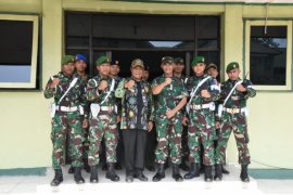 Paman Birin bekali Provost Resimen Mahasiswa