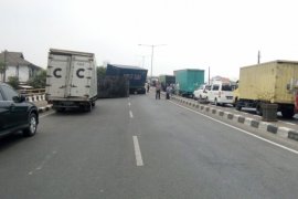 Truk beras 60 ton terbalik di Bekasi