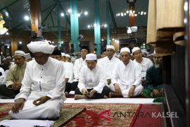Ribuan Warga Ikuti Solat Hajat