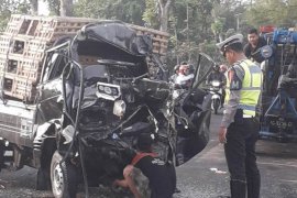 Satu Meninggal akibat  Kecelakaan Truk PT Pindad dan Mobil Pikap di Kediri